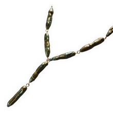 Cargar imagen en el visor de la galería, CORBATIN PERLA MADRE