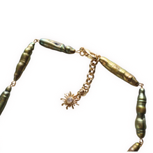 Cargar imagen en el visor de la galería, CORBATIN PERLA MADRE