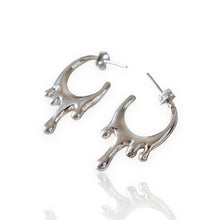 Cargar imagen en el visor de la galería, PLATA.925 MELTING MINI HOOPS- PRE ORDER