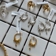 Cargar imagen en el visor de la galería, PLATA.925 MELTING MINI HOOPS- PRE ORDER