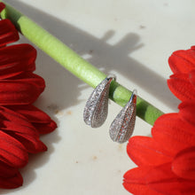 Cargar imagen en el visor de la galería, Aretes Gota en Rodio con Brillantes
